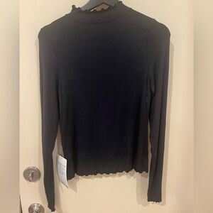 Lululemon hold tight lettuce edge turtleneck